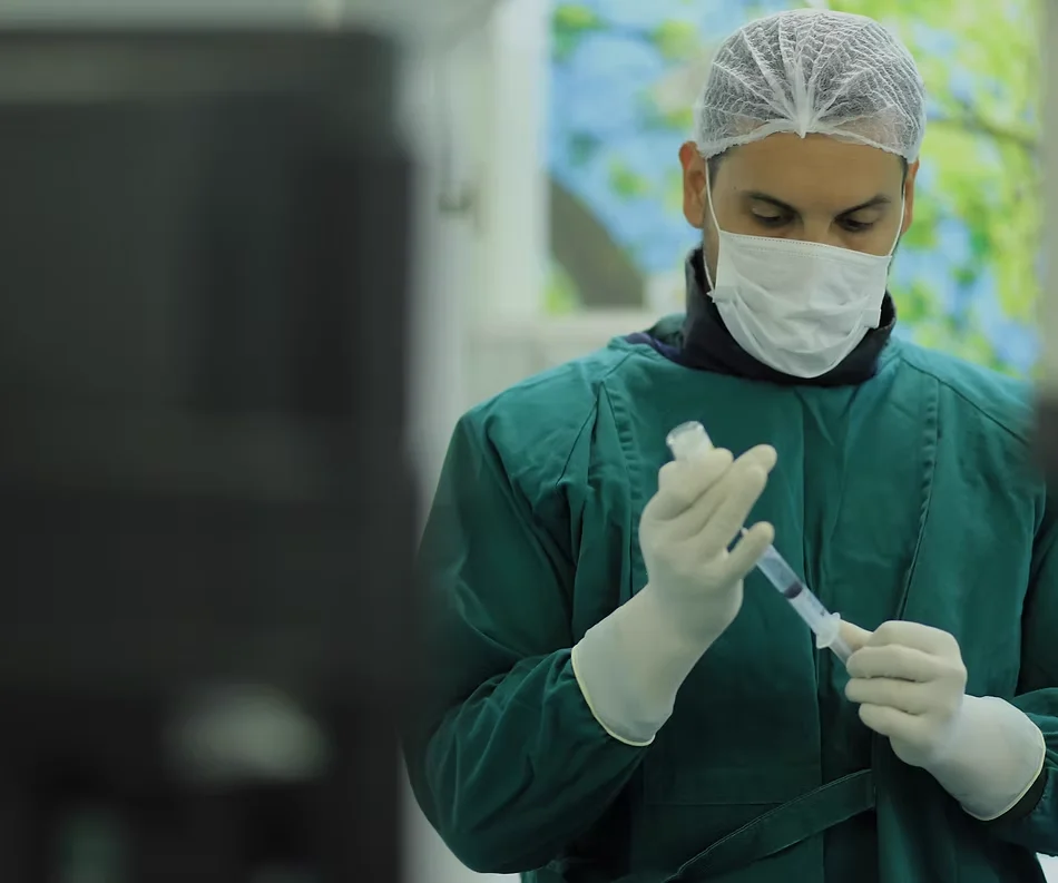 Dr. João Henrique Araújo preparando procedimento